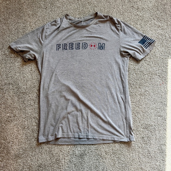 Men's Under Armour Short Sleeve Tee, M, EUC, Gray with Flag/Freedom - Picture 1 of 7
